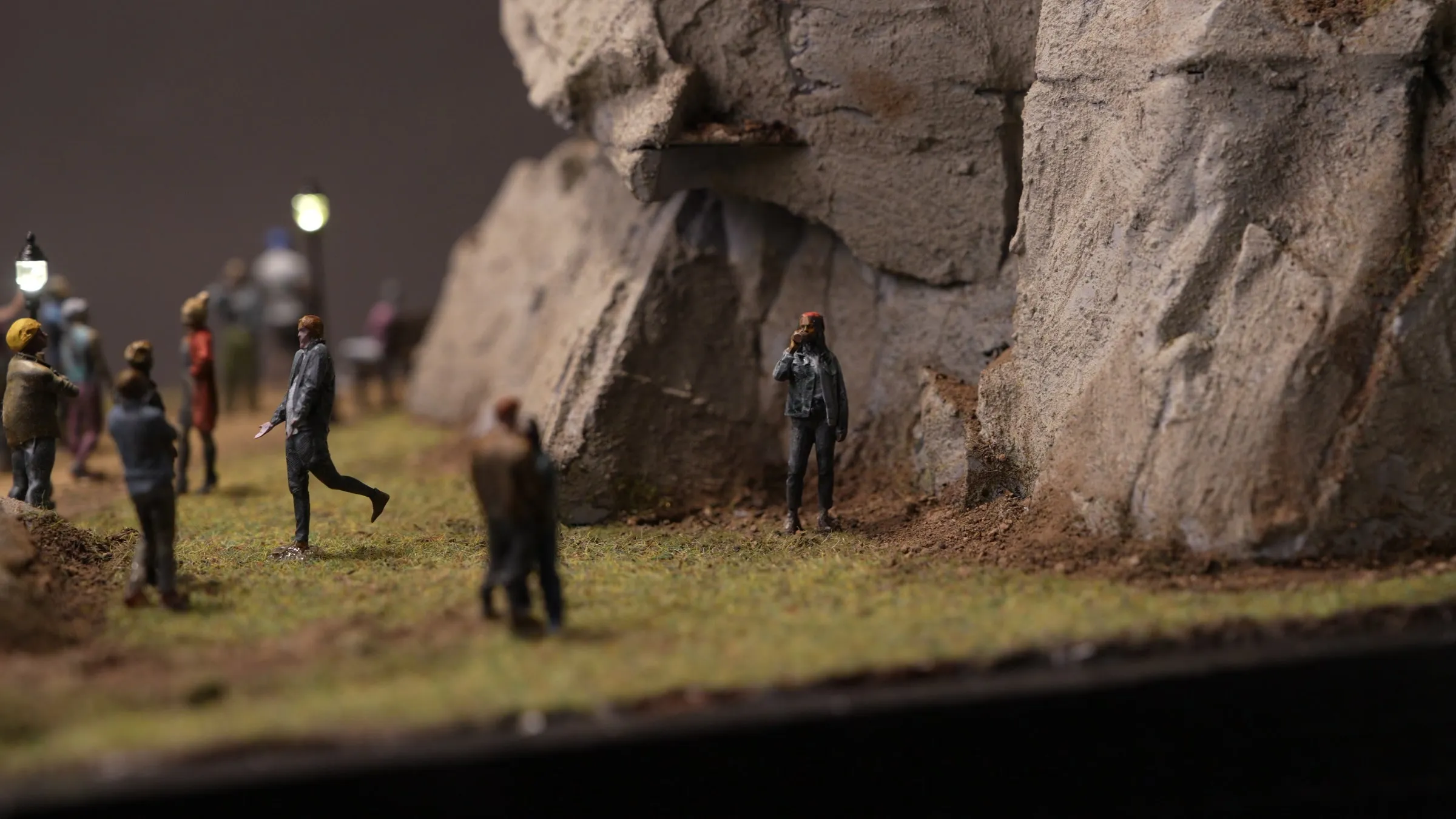 The crowd crossing the park towards the cliff