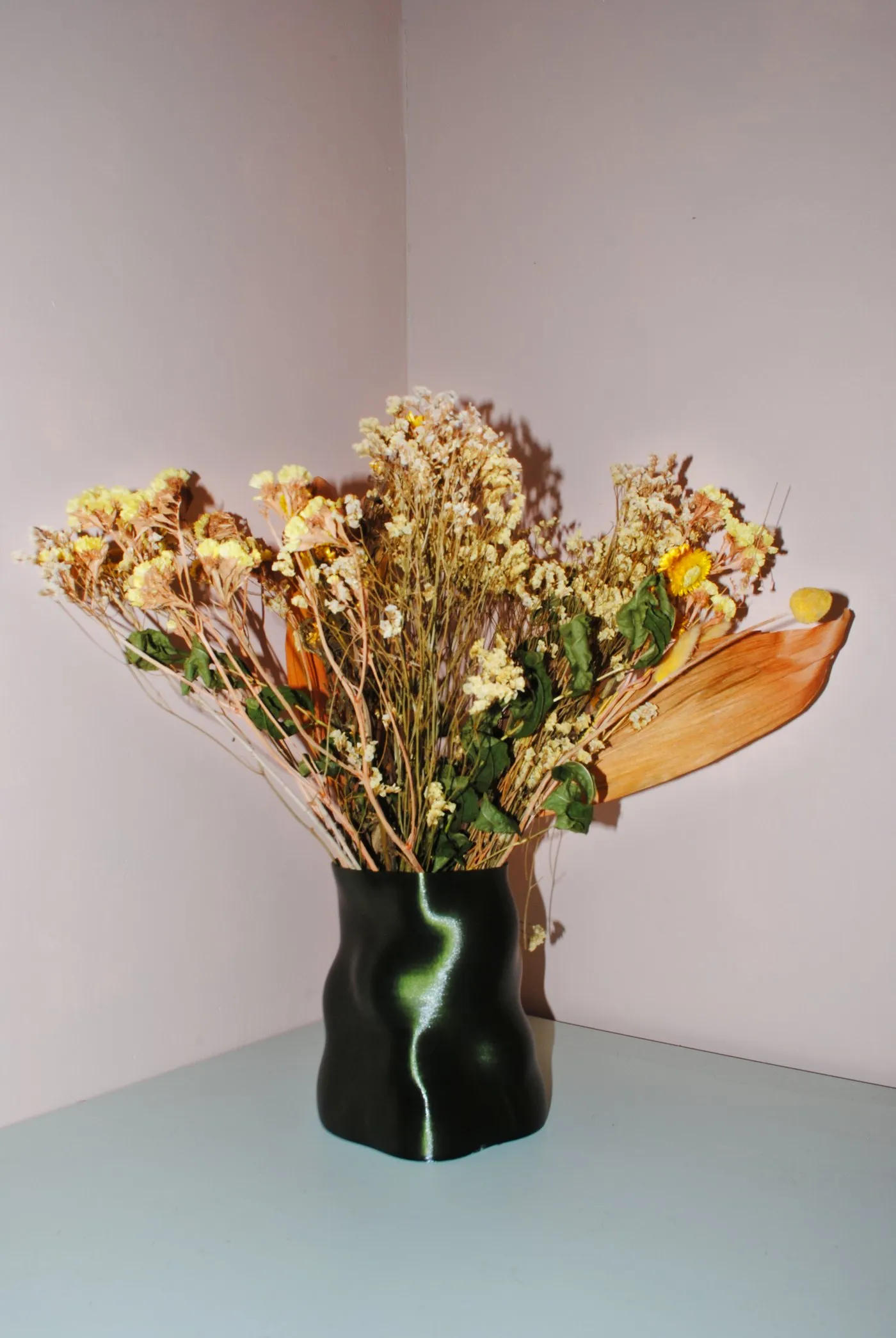 Peski vase in Glass Green with dried flowers in a pale pink room